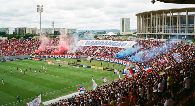 Torcida acompanha jogo do Campeonato Candangão 2025 em estádio de Brasília
