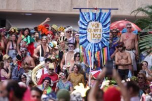 Familiares e amigos participam do bloco Vai Quem Fica na Quadra 115/116 Norte durante o Carnaval de Brasília