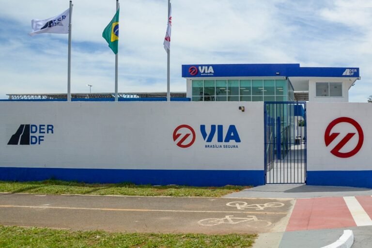 Entrada do pátio do DER-DF em Samambaia onde ficam armazenados veículos apreendidos em operações de trânsito no Distrito Federal