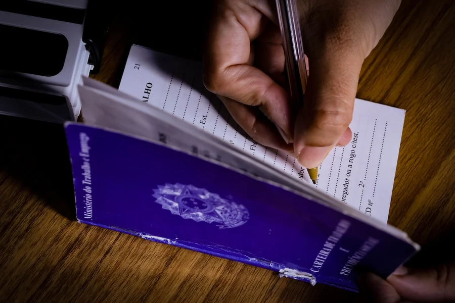 300724 Lf Banco De Imagem Carteira De Trabalho 9 1 — Distrito Federal