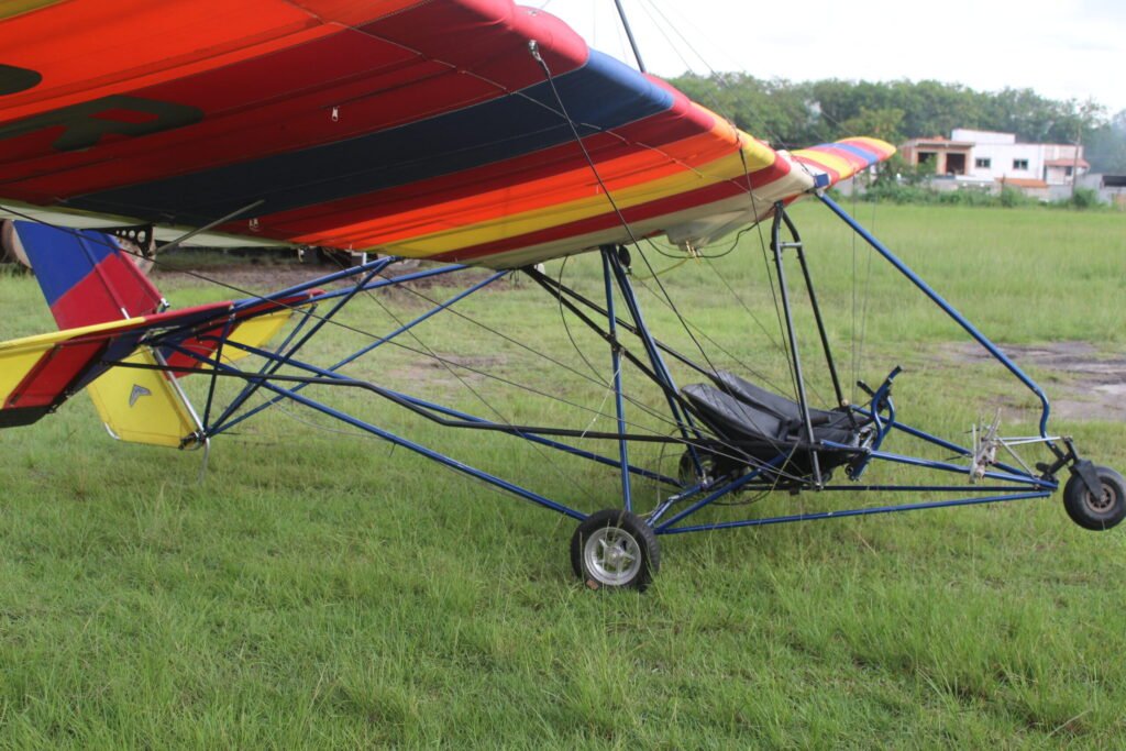 Ultraleve atinge fios de energia durante tentativa de pouso em cidade de Pernambuco