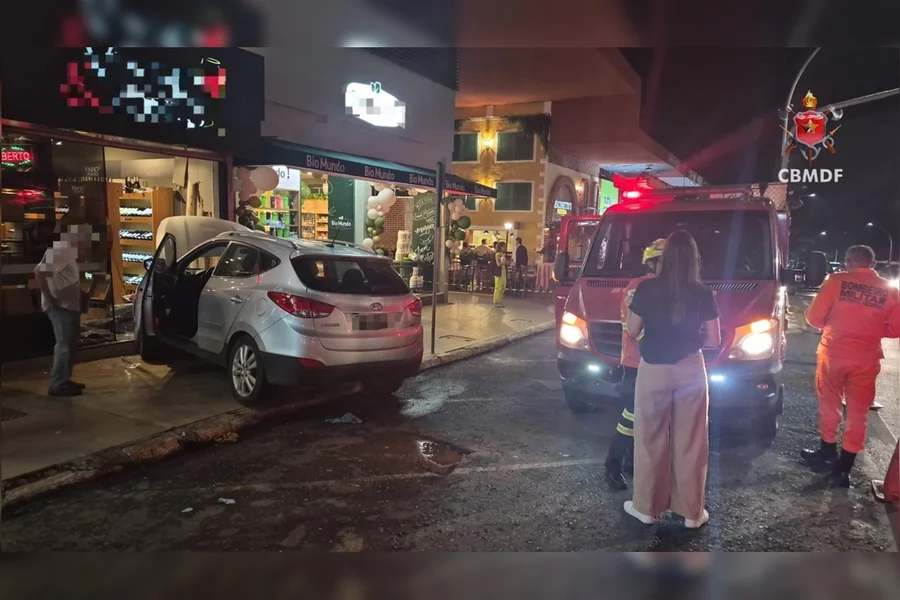 Carro avança contra loja na Asa Sul e motorista de 69 anos sofre fratura