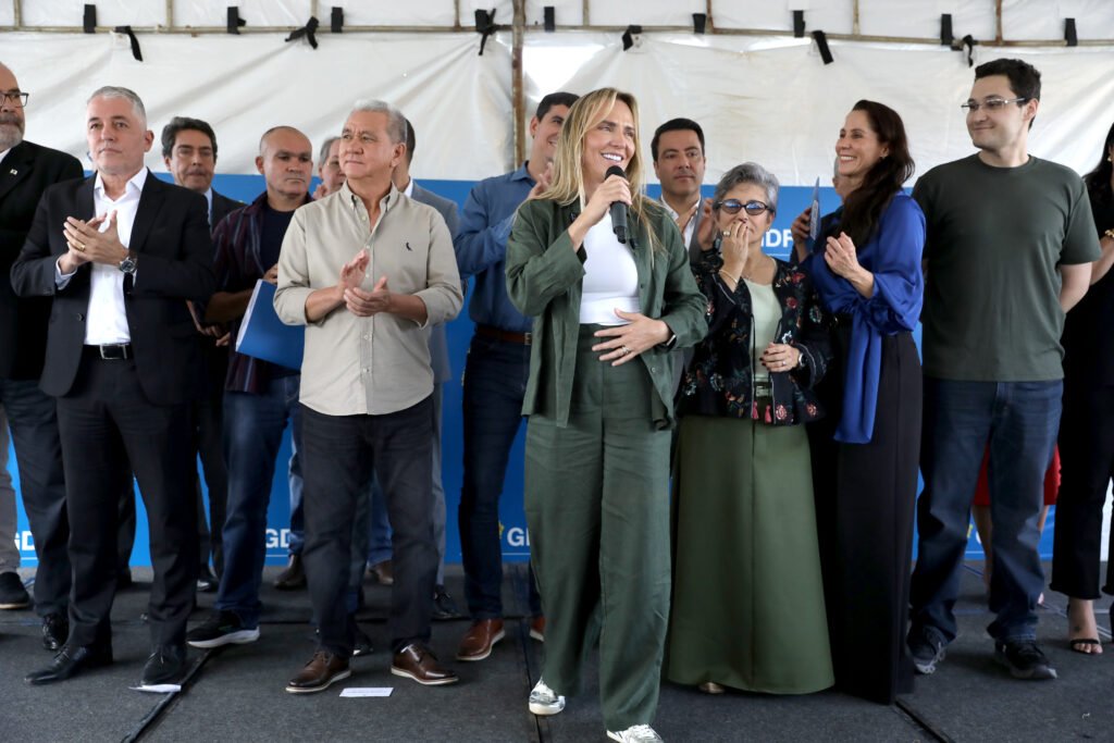GDF entrega 12 ônibus escolares em Planaltina para atender 1,4 mil alunos de área rural