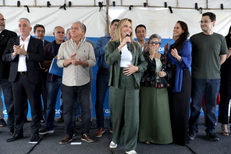 GDF entrega 12 ônibus escolares em Planaltina para atender 1,4 mil alunos de área rural