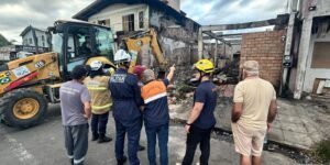 Bombeiros em operação de resgate