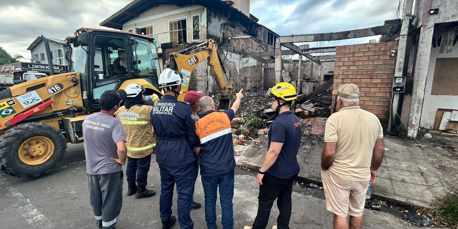 Bombeiros em operação de resgate