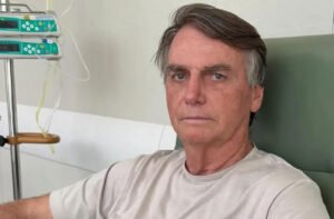 Jair Bolsonaro em leito hospitalar
