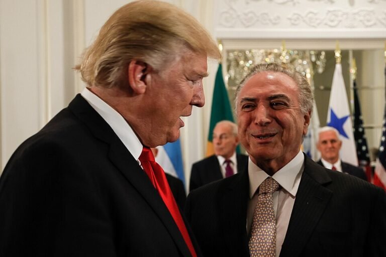Trump assina decreto que restringe voto por correio nos EUA