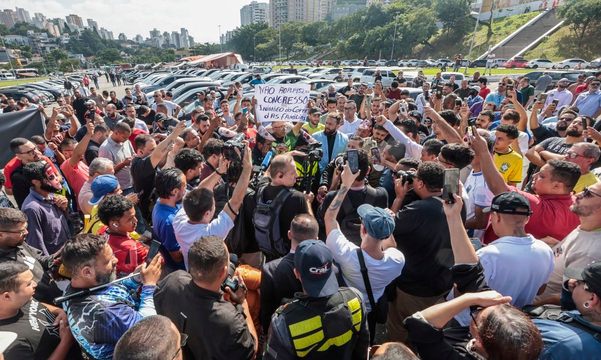 Motoristas de aplicativo protestam no Pacaembu contra projeto de regulamentação no Congresso