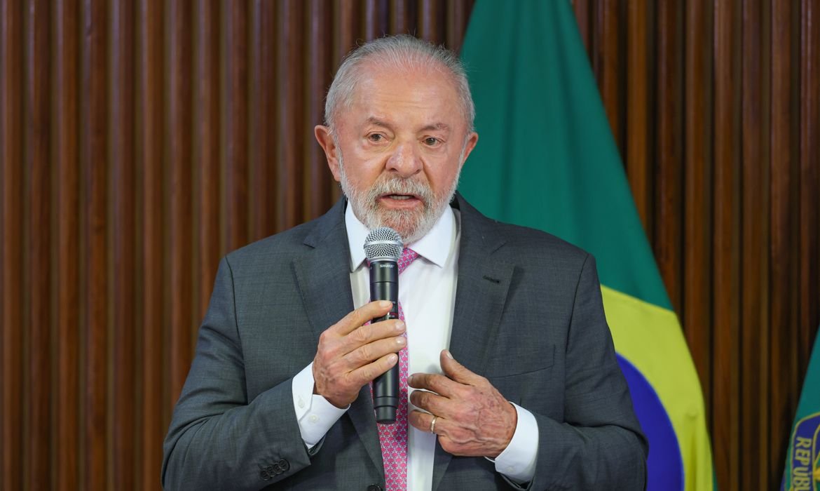 Lula sanciona PNE e diz que Brasil não precisa de escola cívico-militar