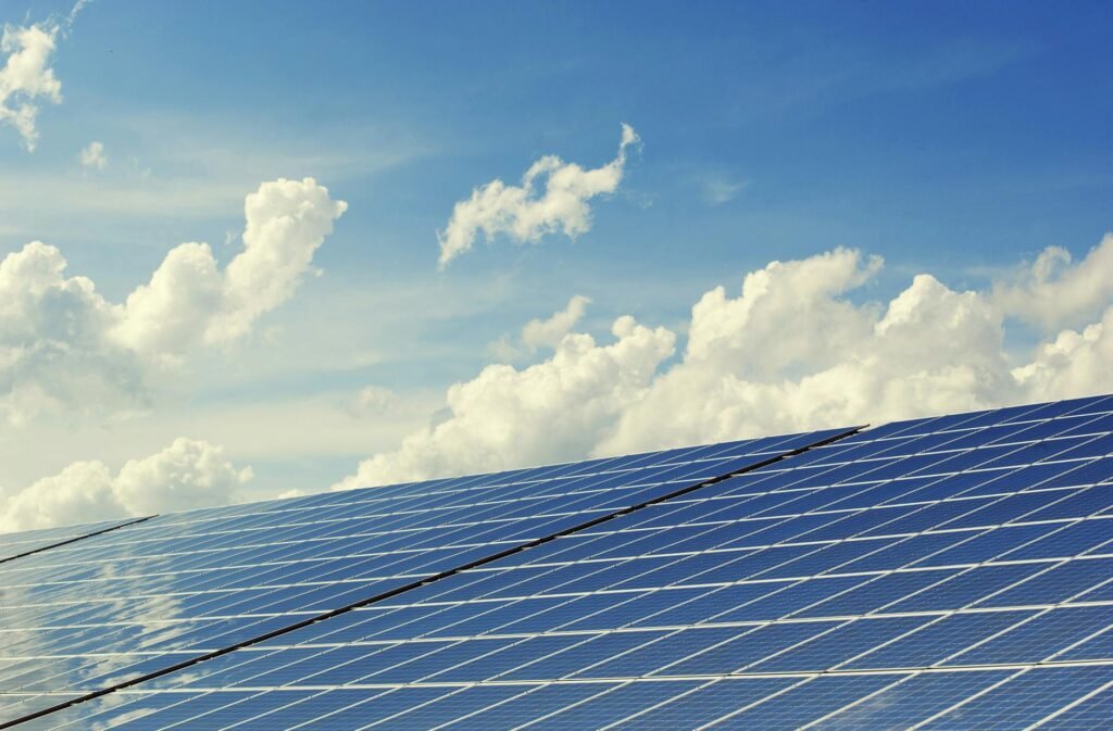 Energia solar viabiliza fábrica de gelo em comunidade ribeirinha no Amazonas e transforma pesca artesanal
