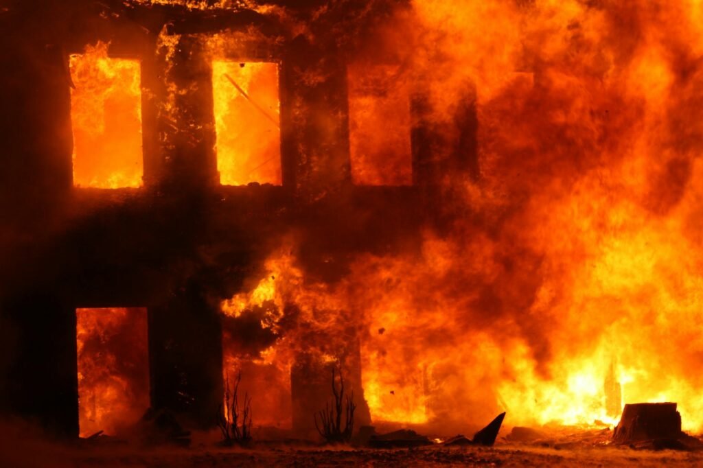 Princípio de incêndio em edifício histórico do Touring Club é controlado pelos bombeiros no Rio