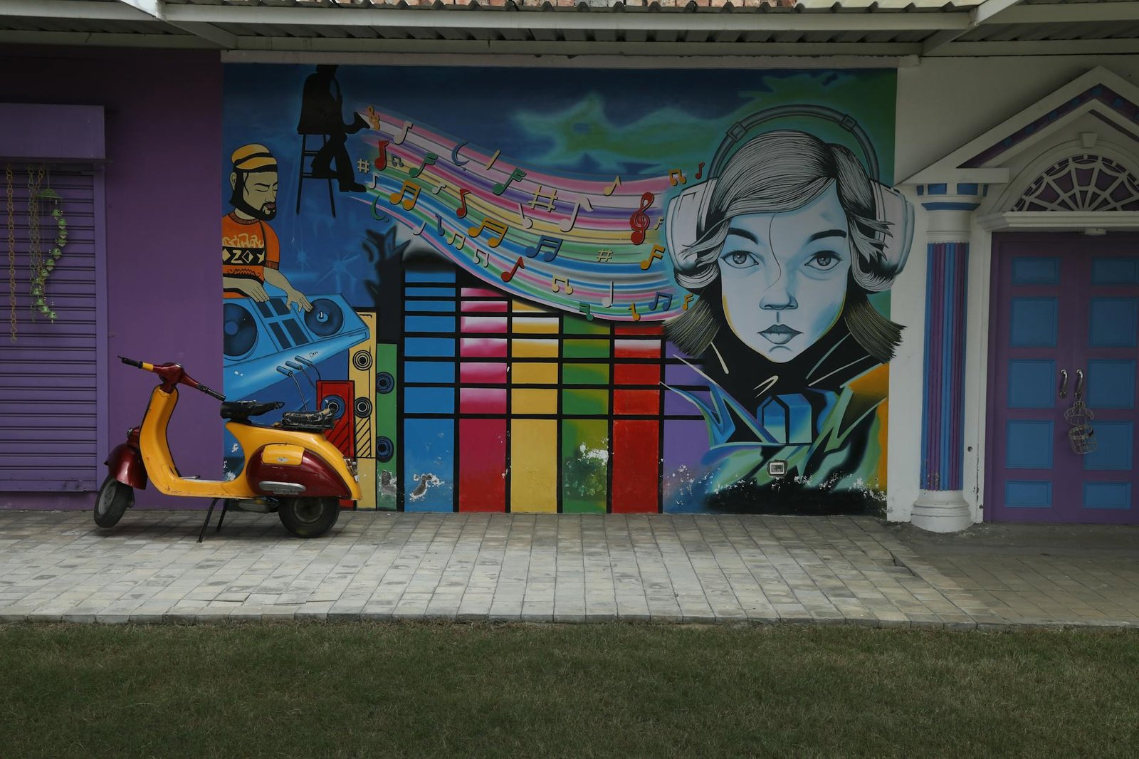 Ailton Krenak é homenageado com mural gigante em edifício histórico de São Paulo