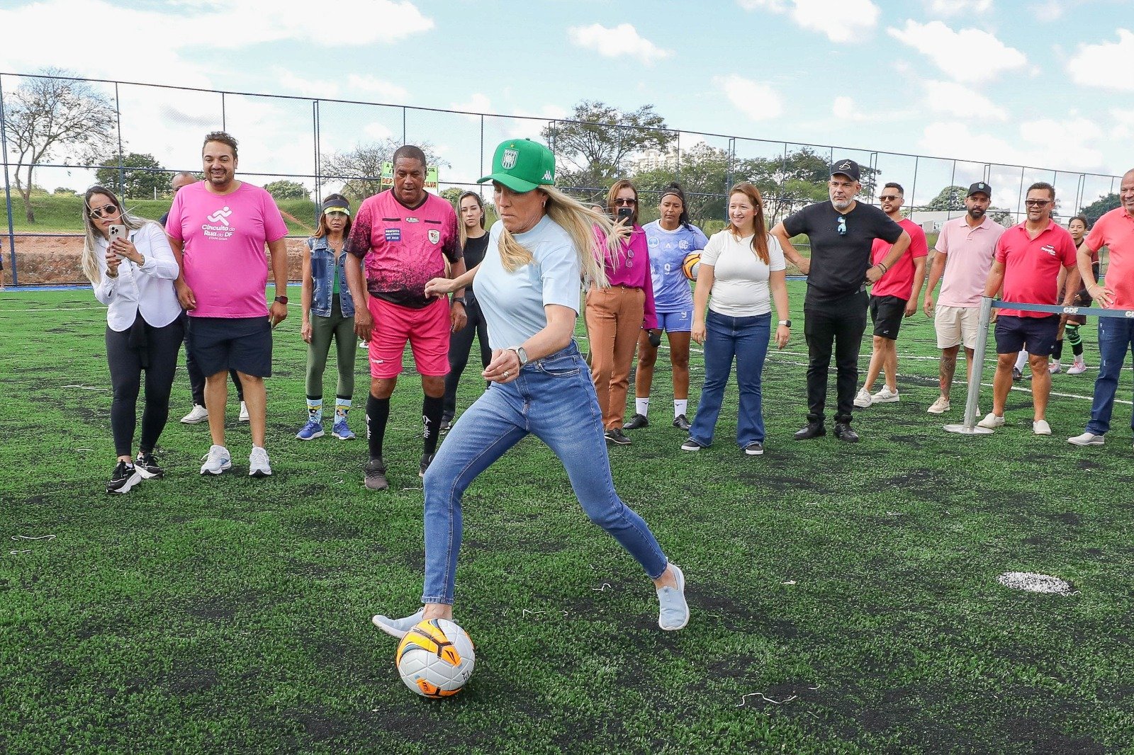 Campo sintético do Alvorada é reinaugurado no Gama após reforma de R$ 2,9 milhões