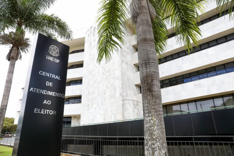 TRE-DF amplia atendimento e alerta para prazo de 6 de maio para regularizar título de eleitor