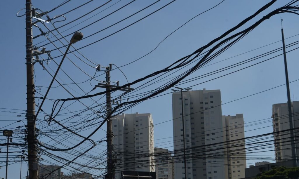 RJ sanciona lei que determina fechamento de ferros-velhos que venderem fio de cobre sem comprovação de origem