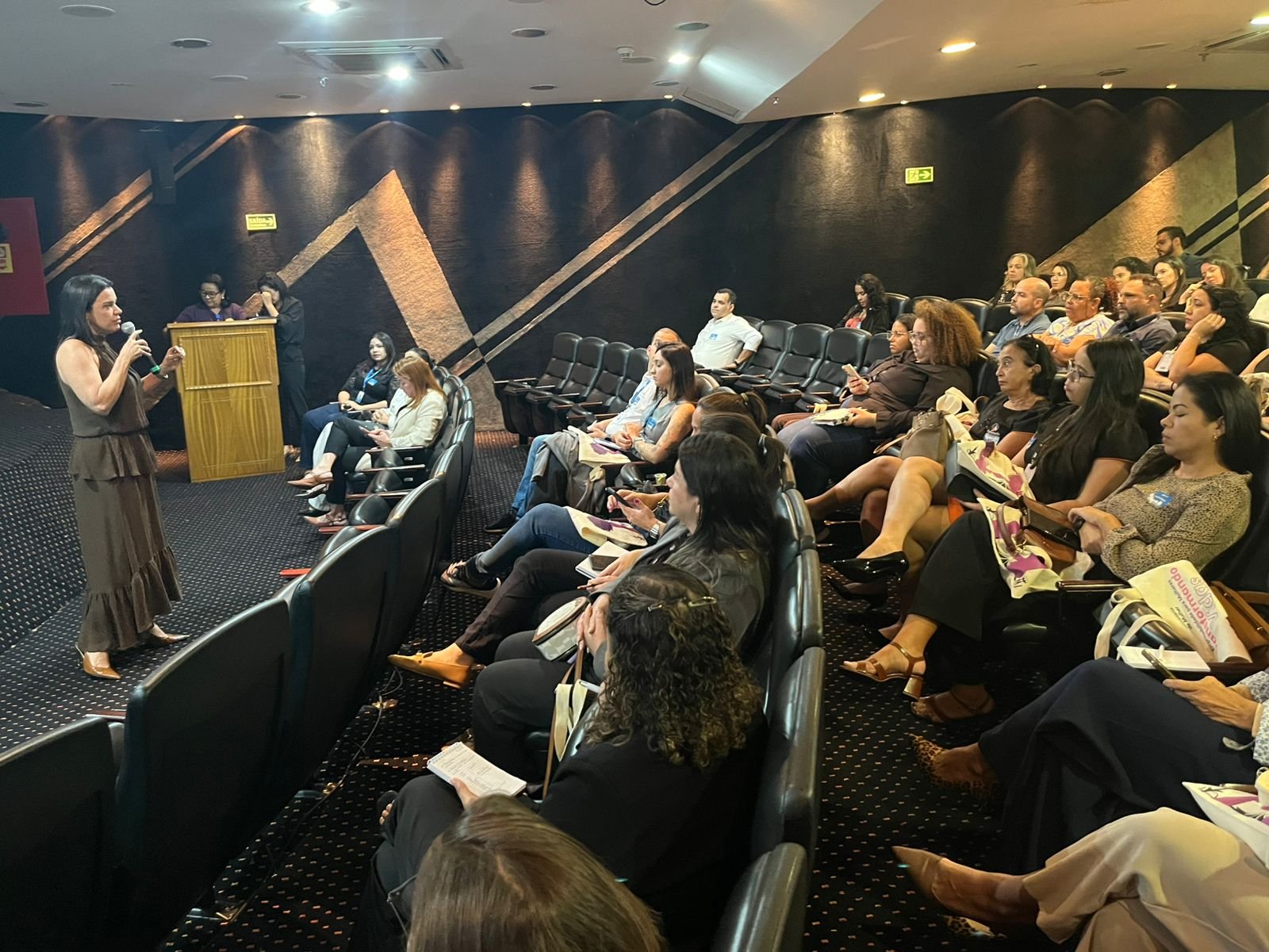 Programa do GDF já garantiu emprego a 365 mulheres vítimas de violência doméstica