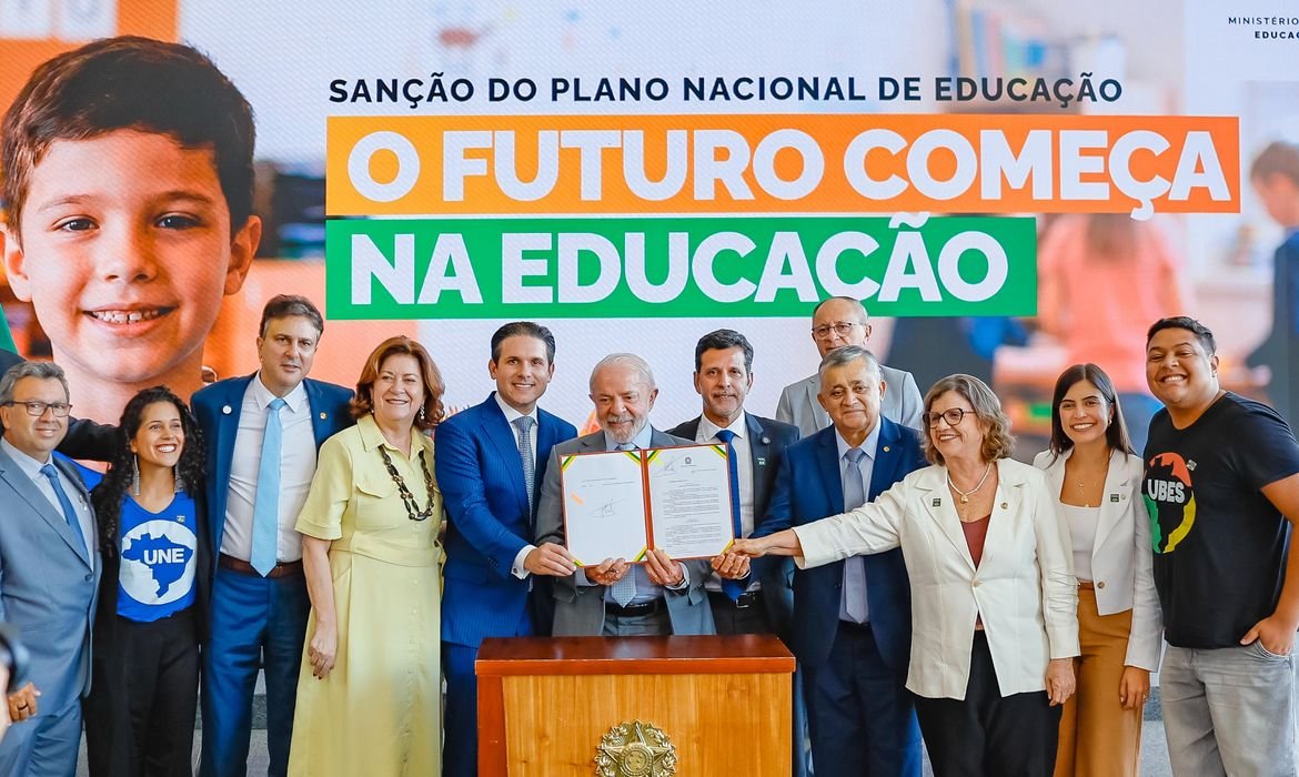 Lula sanciona Plano Nacional de Educação com meta de 10% do PIB investido em educação