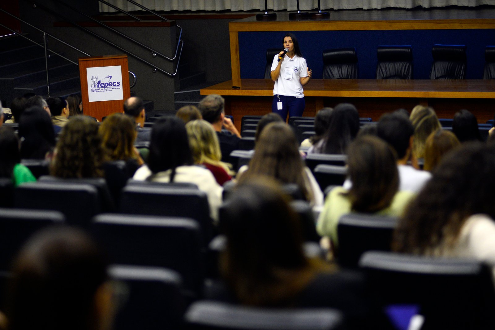 Fisioterapeutas da SES-DF passam por capacitação em eletrofototermoterapia
