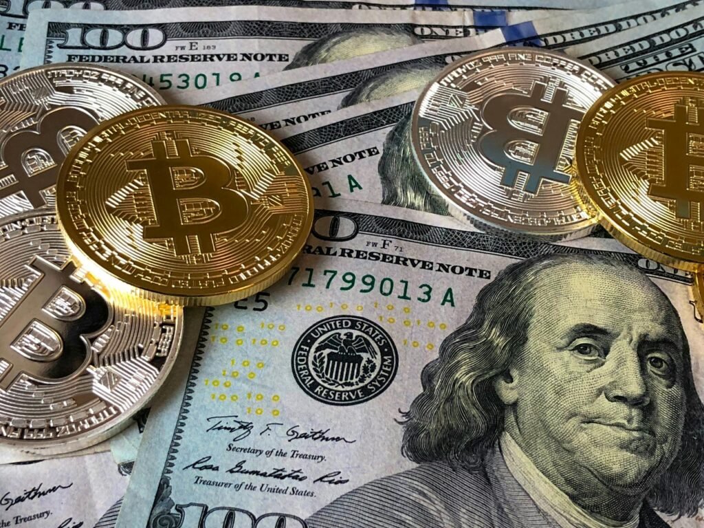 Dólar fecha abaixo de R$ 5 com expectativa por cessar-fogo entre Líbano e Israel
