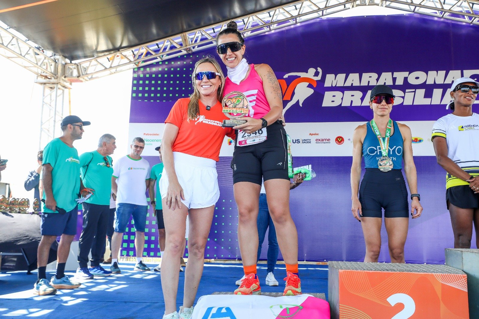 Celina premia vencedores da Maratona Brasília 2026 na Esplanada
