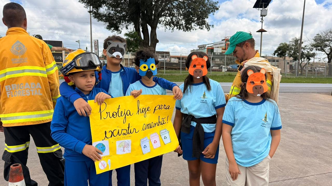 Ação no Park Way ensina estudantes a prevenir incêndios florestais em área de APA