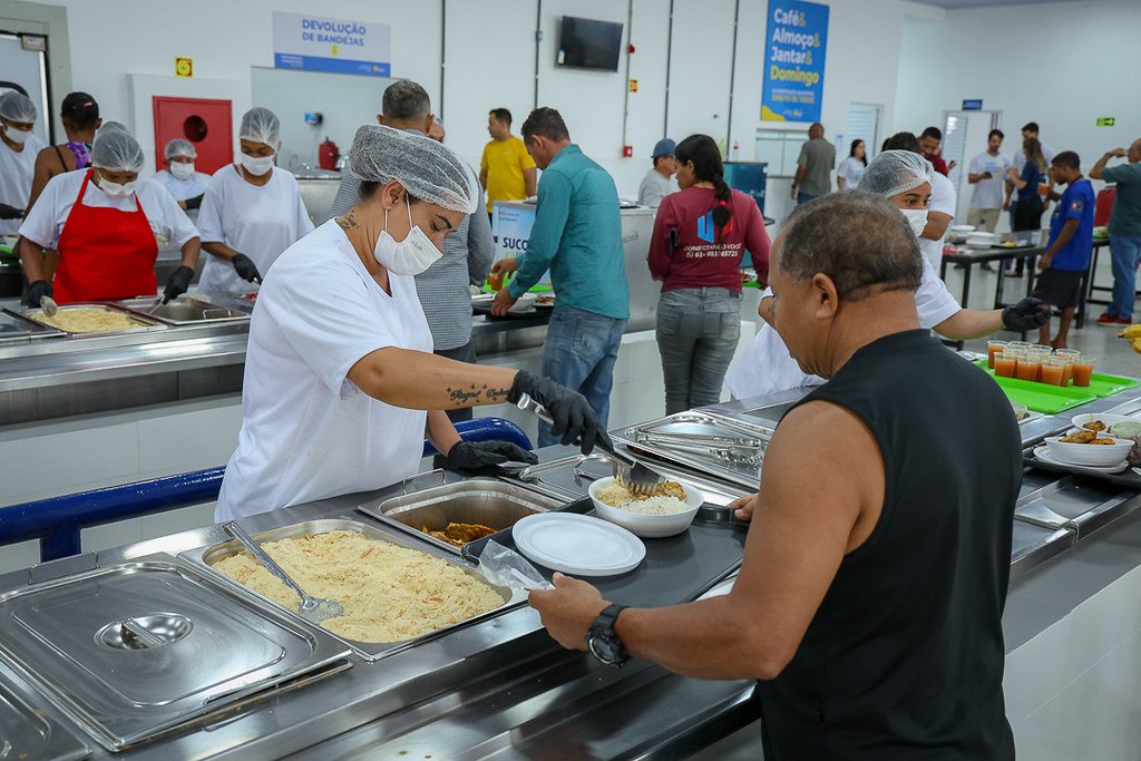 Restaurantes Comunitários servem cardápio dos 66 anos de Brasília a R$ 1 nesta quinta