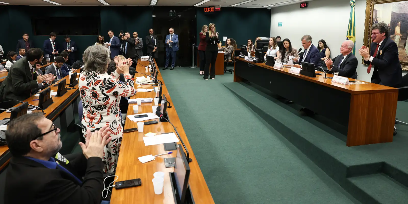 CCJ aprova admissibilidade de PECs que acabam com a escala 6x1 de trabalho