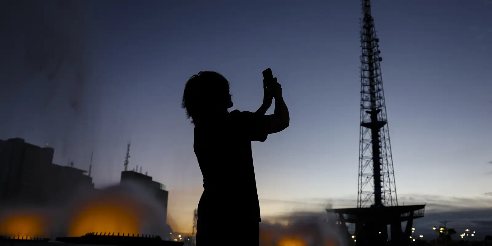 Artistas traduzem Brasília em telas, samba pisado, teatro e moda