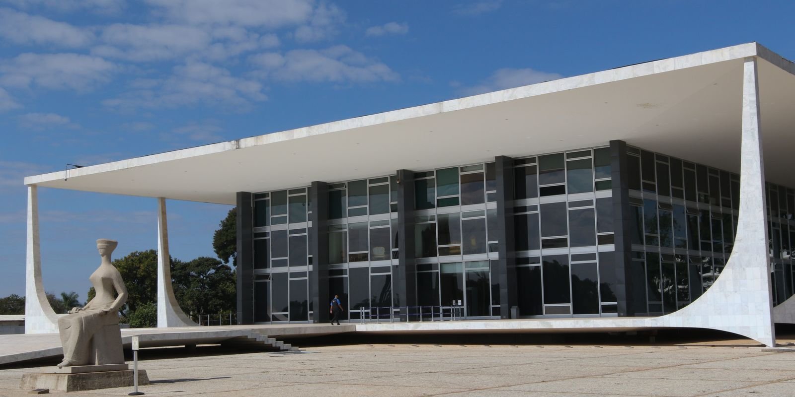 Defesa de Bolsonaro pede ao STF autorização para cirurgia no ombro