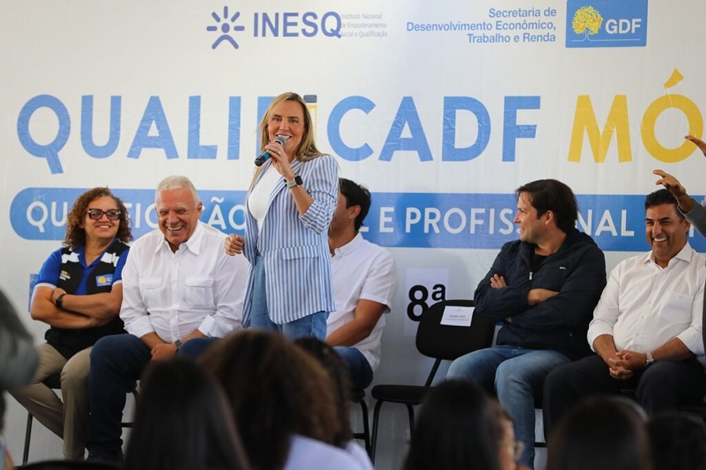 QualificaDF Móvel entrega 15 mil certificados e expande cursos para regiões periféricas