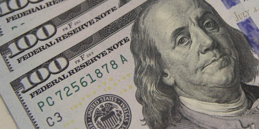 Dólar cai para R$ 5,01 e Ibovespa bate novo recorde histórico