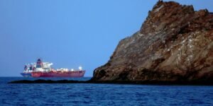 Irã ameaça bloquear comércio marítimo e pressiona preço do petróleo no mundo