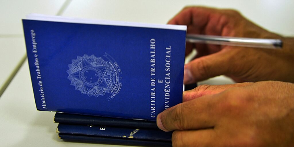 Pesquisa mostra que 36% dos brasileiros preferem emprego com carteira assinada