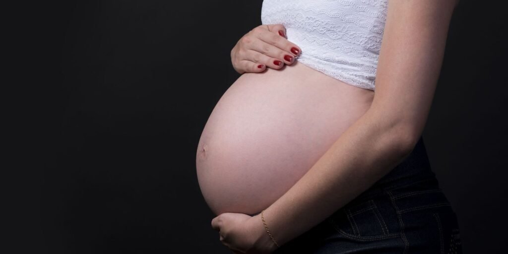 Lei regulamenta profissão de doula no Brasil; curso mínimo de 120 horas é exigido