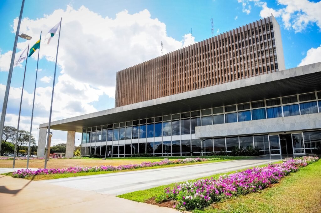 Celina Leão nomeia novo presidente da CEB e prioriza modernização da iluminação pública
