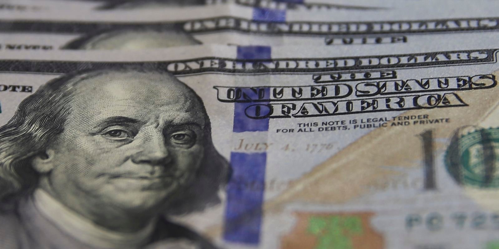 Dólar fecha abaixo de R$ 5 pela 1ª vez em mais de dois anos