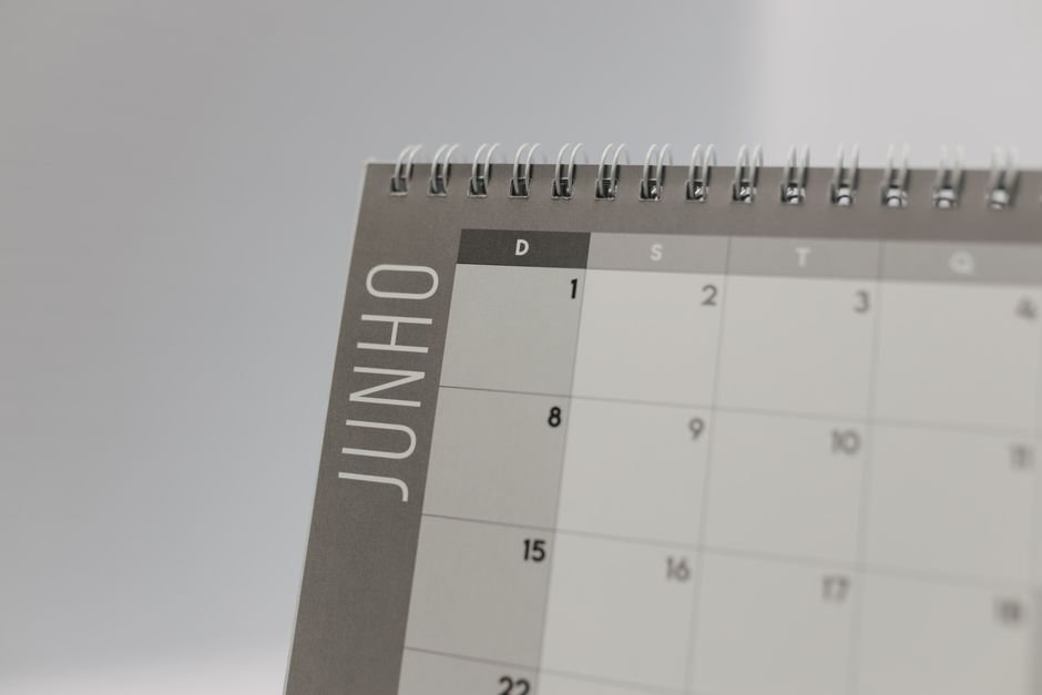 Calendário aberto com dedo apontando para data