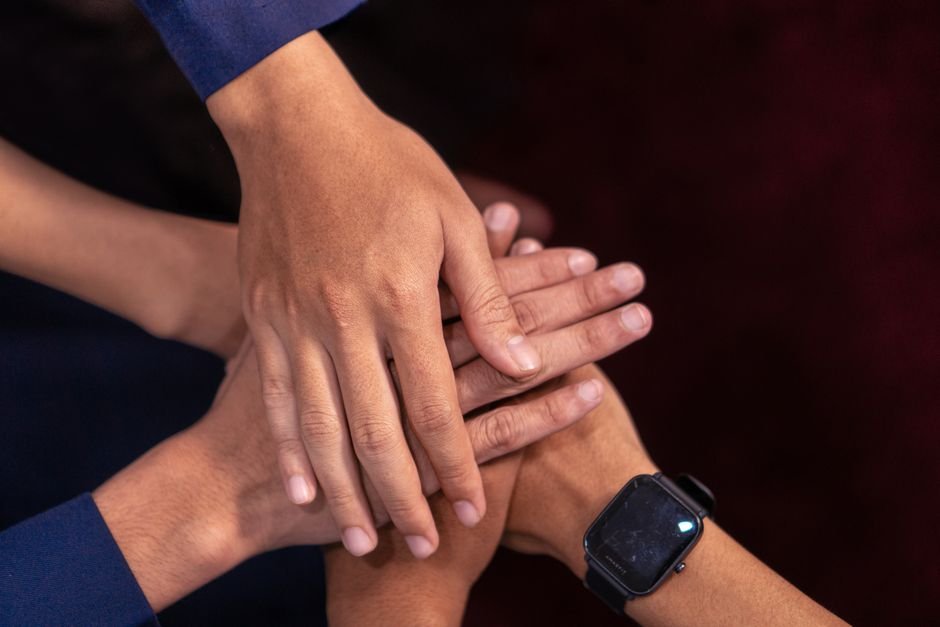 Mãos diversas unidas em sinal de cooperação