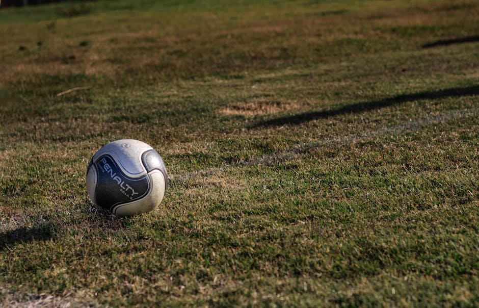Bola de futebol em gramado de campo