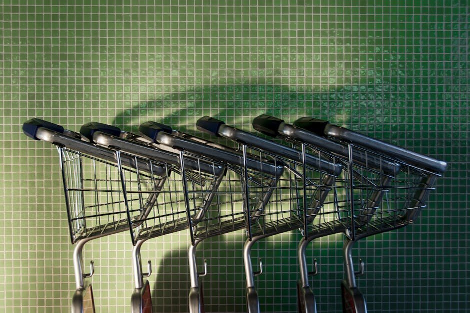Carrinho de compras em corredor de supermercado
