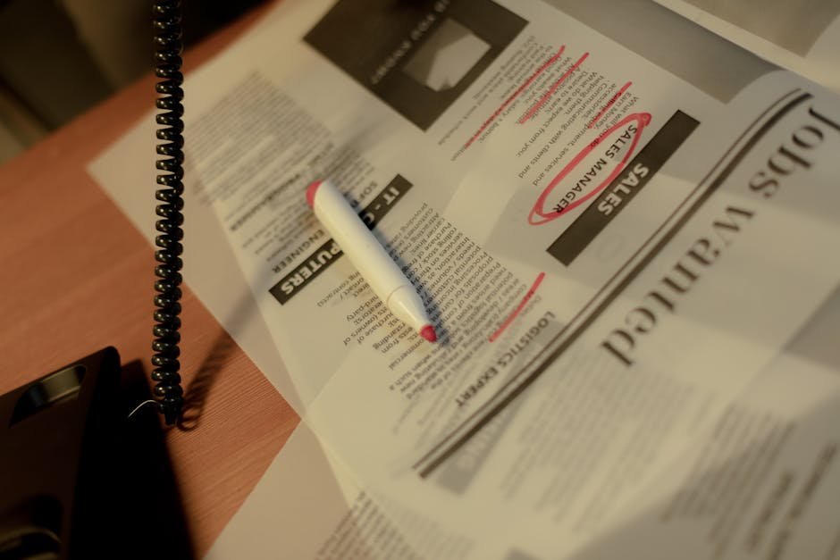 Pessoa procurando vagas de emprego em jornal