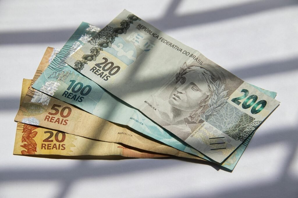 Bilhete de loteria e cédulas de real sobre mesa