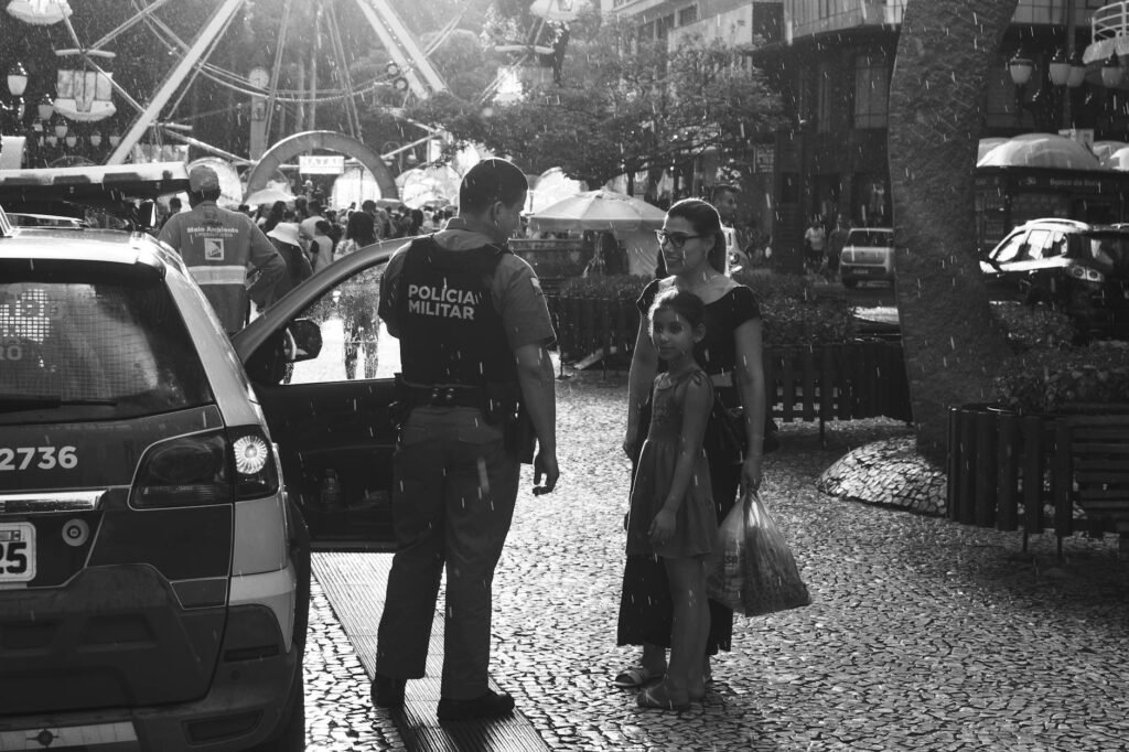 Viatura da Polícia Militar do Distrito Federal em patrulhamento noturno