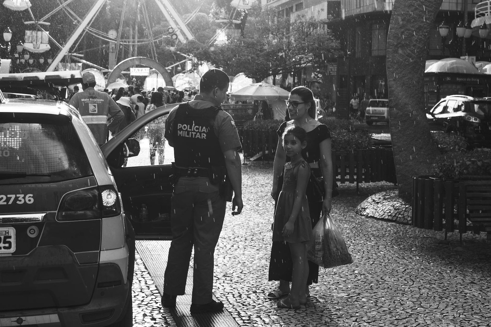 Viatura da Polícia Militar do Distrito Federal em patrulhamento noturno