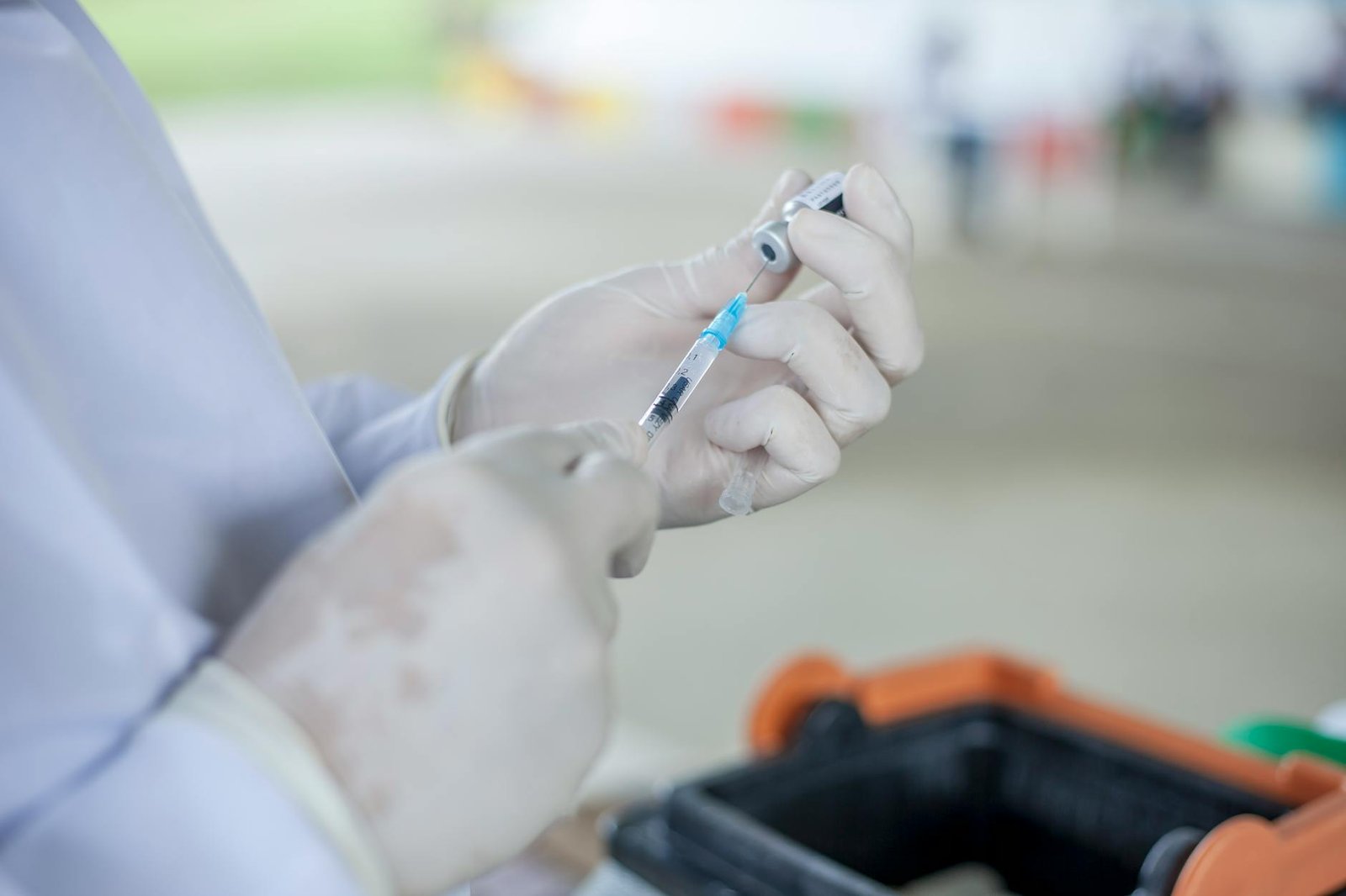 Profissional de saúde aplica vacina contra a gripe em pessoa idosa