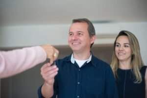 Conjunto residencial novo com casas em fila
