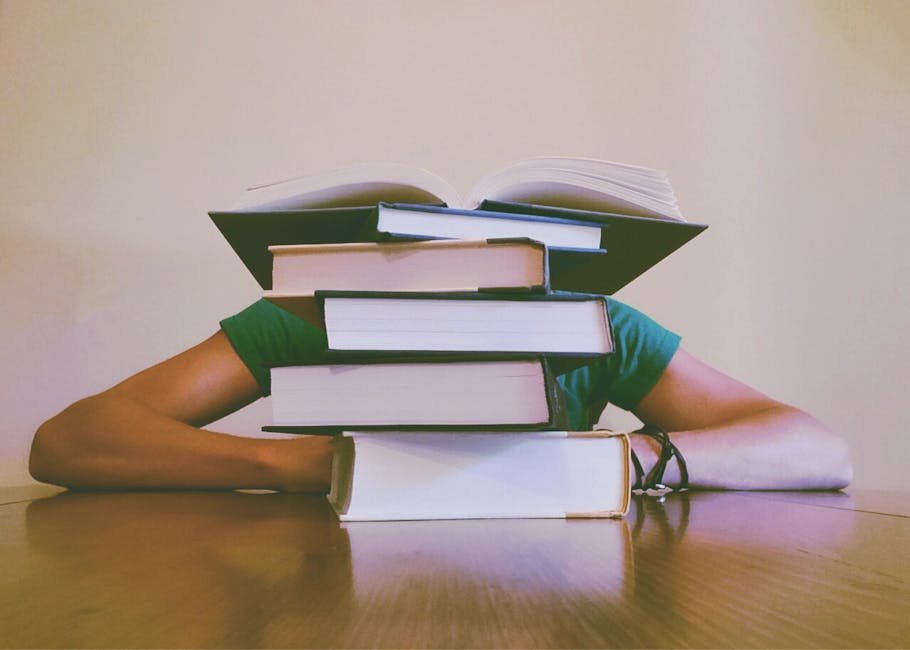 Livros e cadernos sobre mesa de estudo
