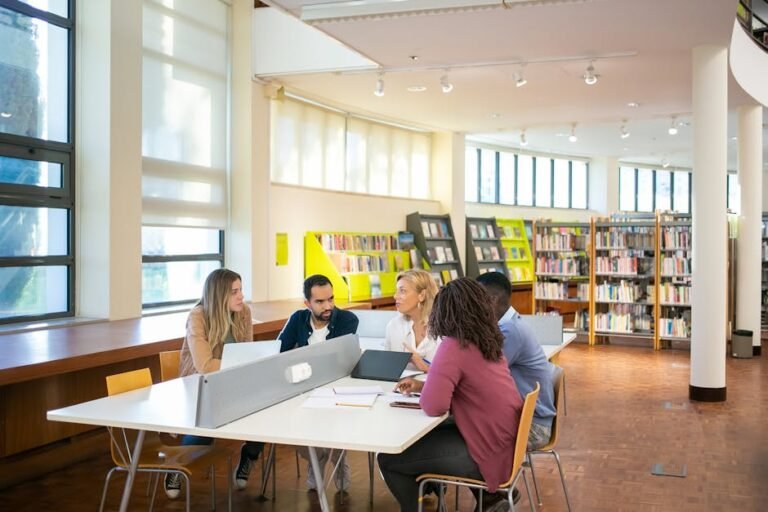 Estudantes universitários em ambiente acadêmico