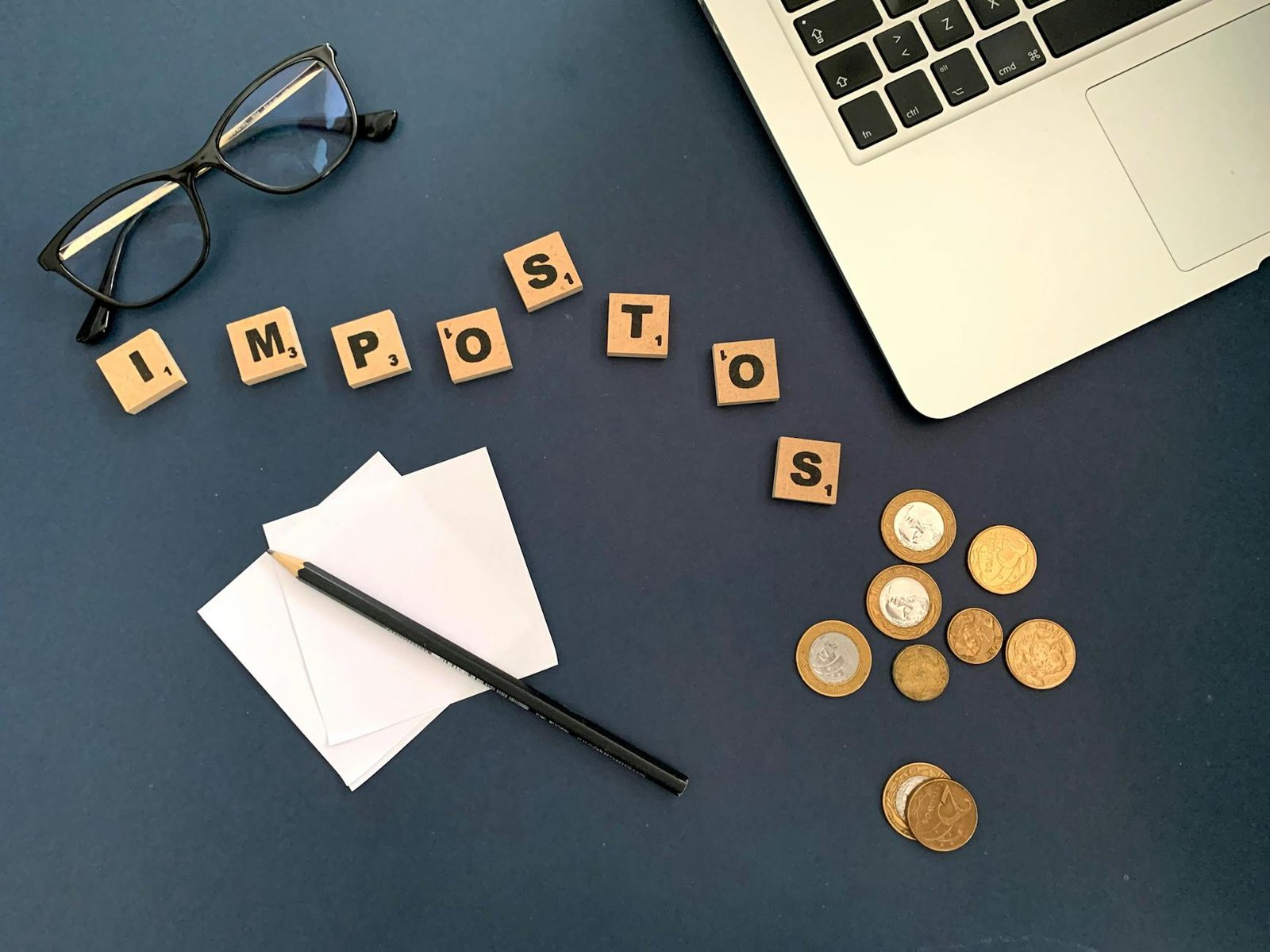 Calculadora sobre carnê de imposto com cédulas de real